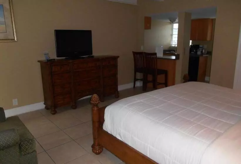 The Bayside Inn & Marina