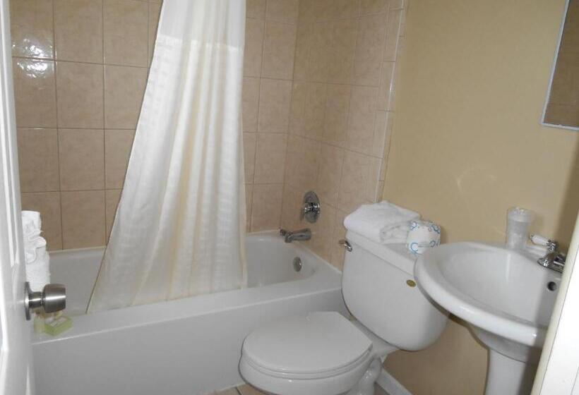 The Bayside Inn & Marina