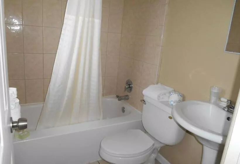 The Bayside Inn & Marina