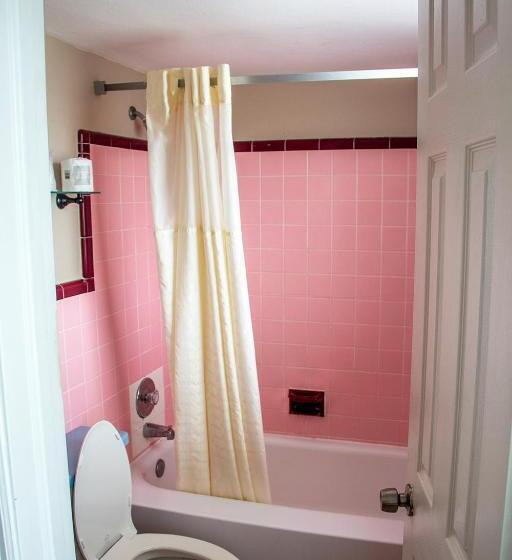 The Bayside Inn & Marina