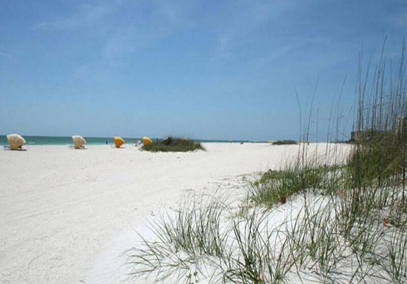 The Bayside Inn & Marina