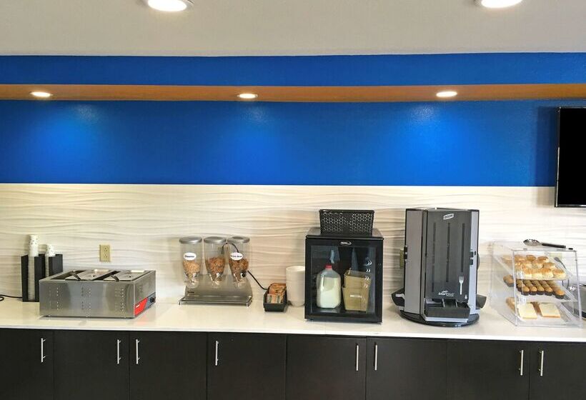 בית מלון כפרי Americas Best Value Inn Denham Springs