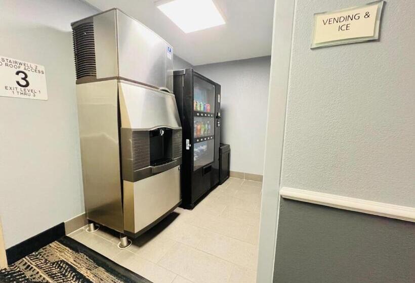 فندق Americinn By Wyndham Glendale Milwaukee