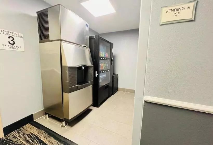 هتل Americinn By Wyndham Glendale Milwaukee