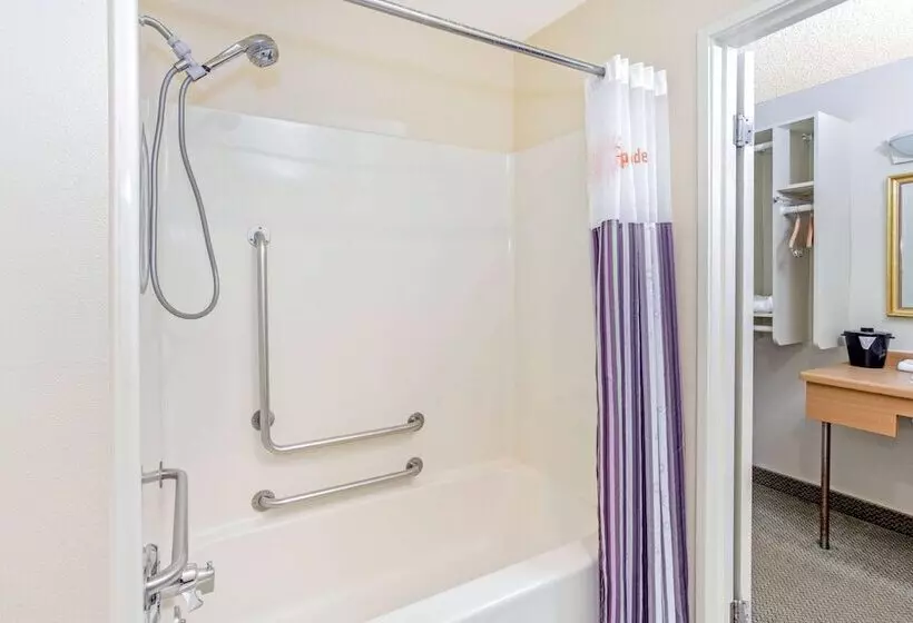 هتل La Quinta Inn By Wyndham Milwaukee Airport / Oak Creek