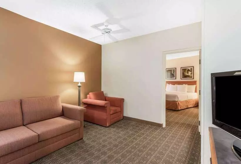 هتل La Quinta By Wyndham Orlando South