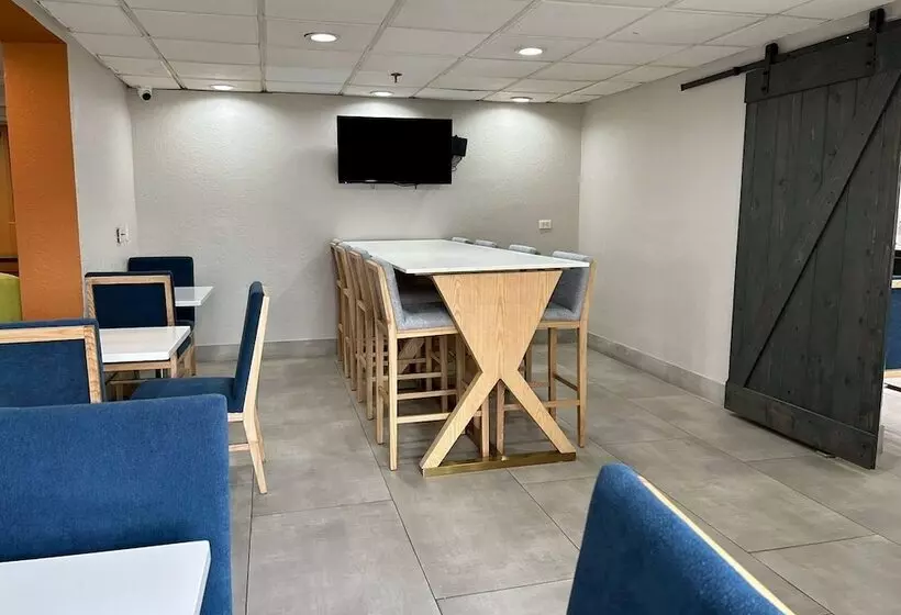 هتل La Quinta By Wyndham Orlando South