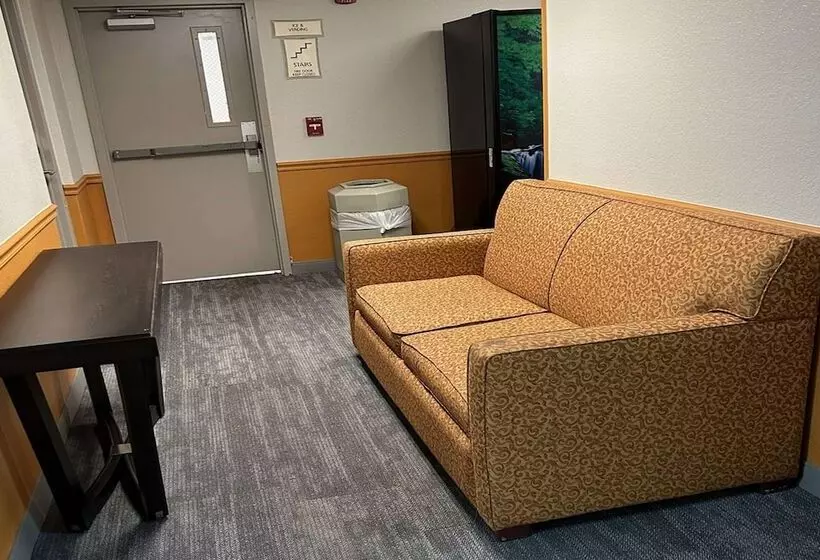 هتل La Quinta By Wyndham Orlando South