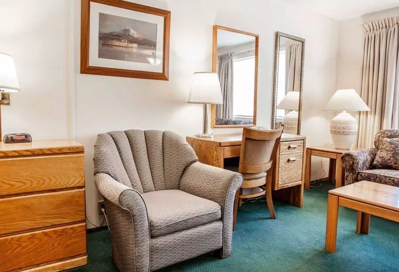 Отель Quality Inn & Suites Bremerton Near Naval Shipyard