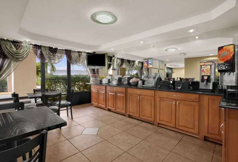 בית מלון כפרי Super 8 By Wyndham Fort Myers