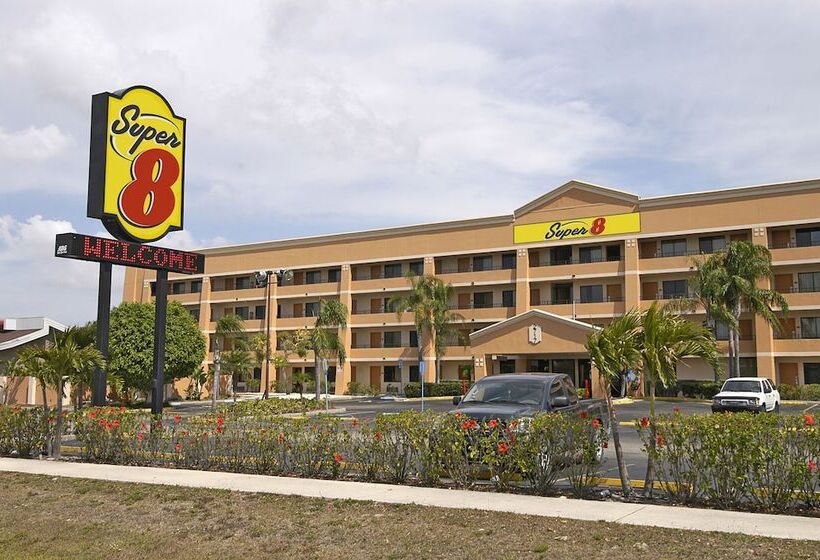בית מלון כפרי Super 8 By Wyndham Fort Myers