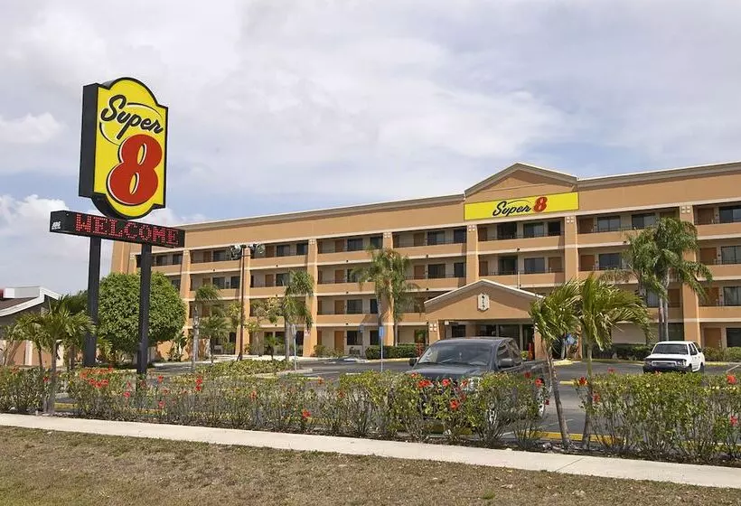 هتل Super 8 By Wyndham Fort Myers