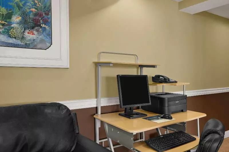 هتل Super 8 By Wyndham Fort Myers