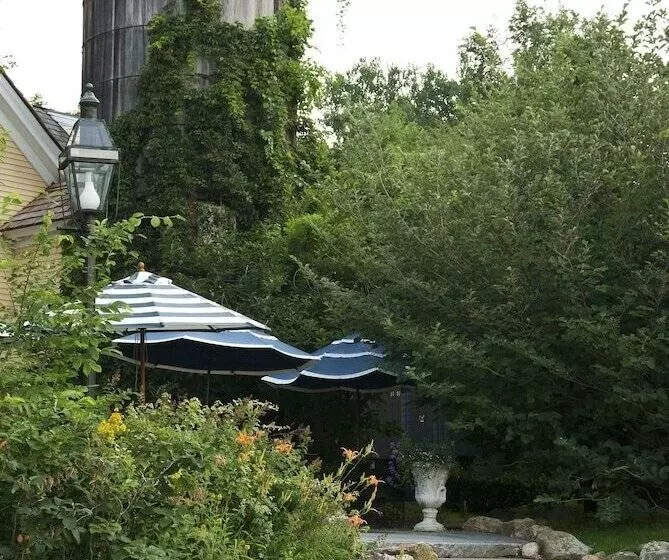 هتل The Grand At Bedford Village Inn