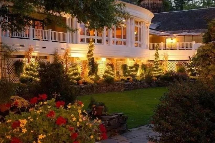 هتل The Grand At Bedford Village Inn