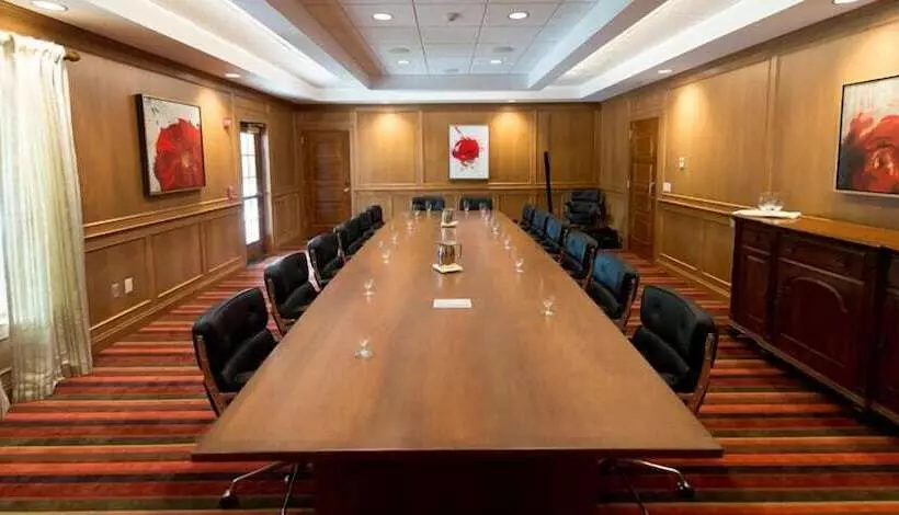 هتل The Grand At Bedford Village Inn