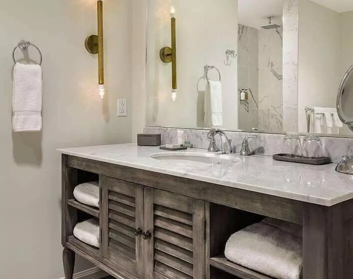 هتل The Grand At Bedford Village Inn