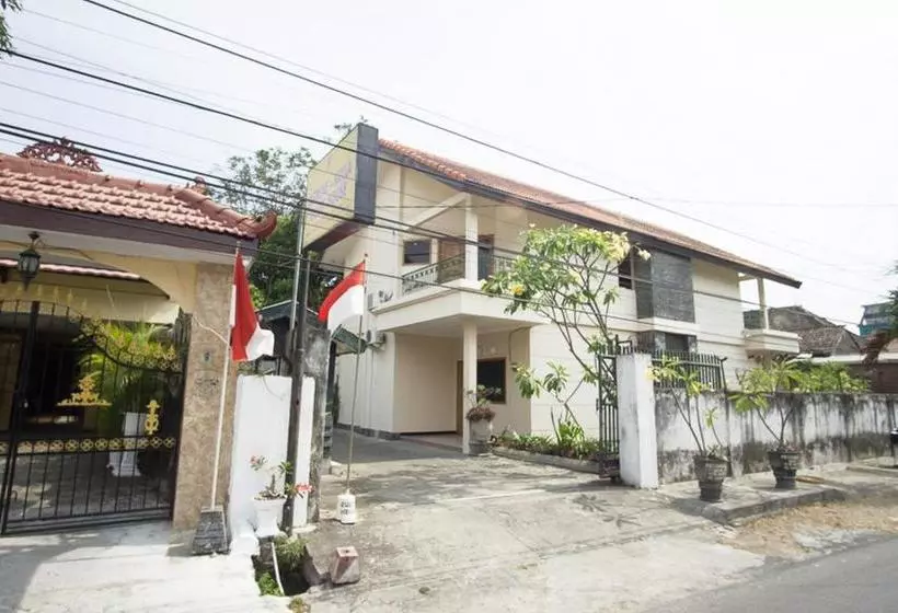Majatalo Reddoorz Near Rumah Sakit Baptis Kediri