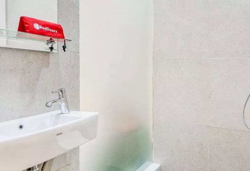 ペンション Reddoorz Plus Near Taman Ismail Marzuki