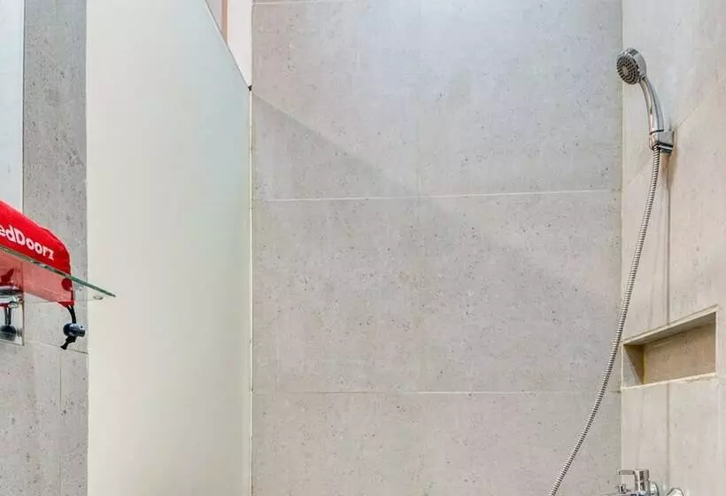 ペンション Reddoorz Plus Near Taman Ismail Marzuki