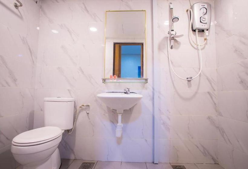 Adak Hotel By Oyo Rooms