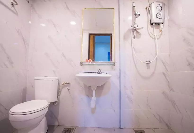 Adak Hotel By Oyo Rooms