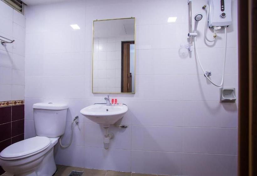 Adak Hotel By Oyo Rooms