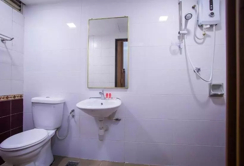 Adak Hotel By Oyo Rooms