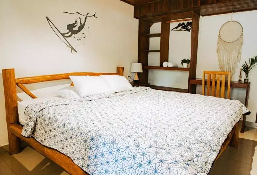 پانسیون El Gato Rojas Surf Hostel