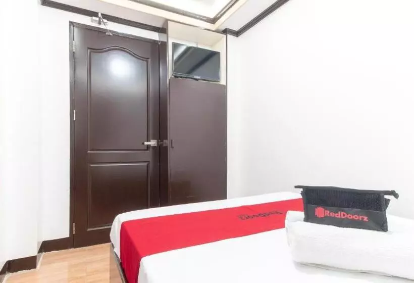 ホテル Reddoorz At Minas Place 1 Tacloban