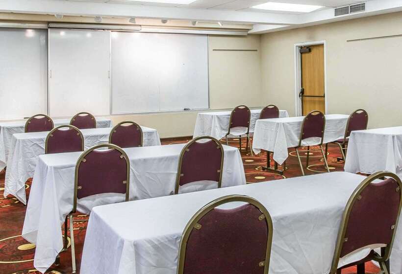 ホテル Clarion Inn I94 Near Expo Center