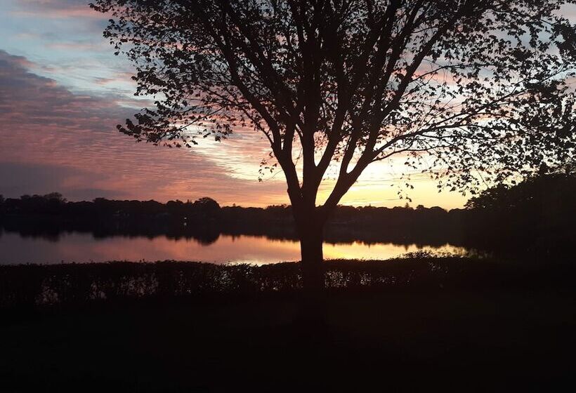 فندق Lakeside Inn