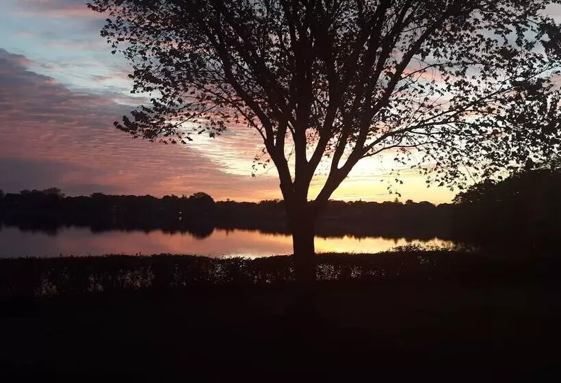 Отель Lakeside Inn