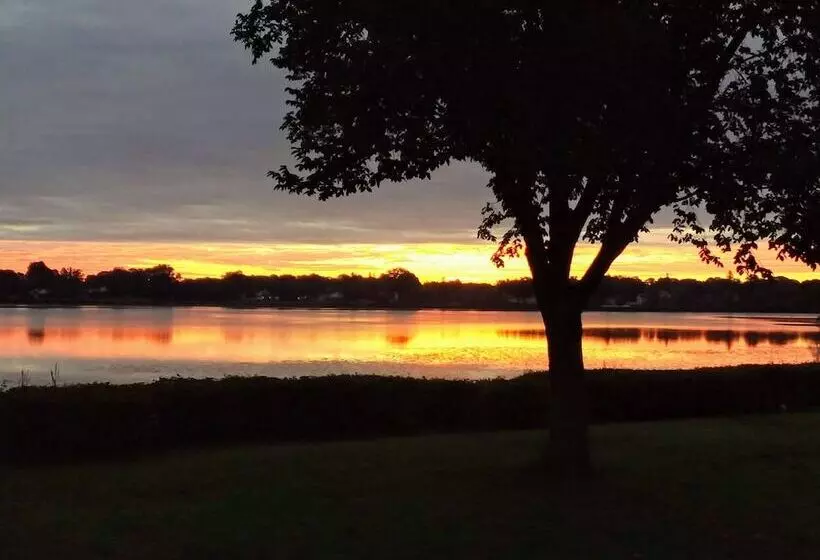 Отель Lakeside Inn