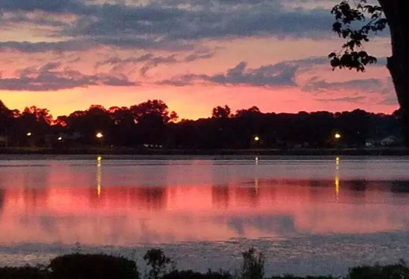 Отель Lakeside Inn