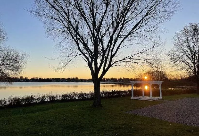 Отель Lakeside Inn