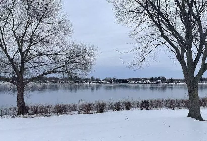 Отель Lakeside Inn