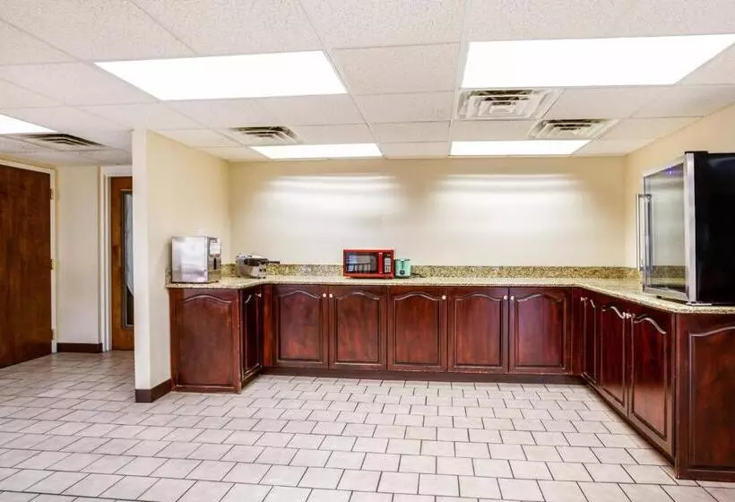 Отель Red Roof Inn Fayetteville I95