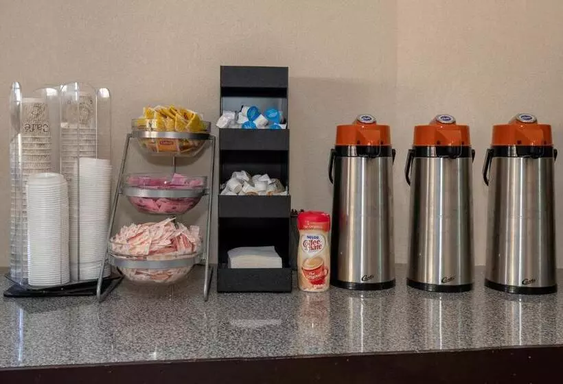 Отель Red Roof Inn Fayetteville I95