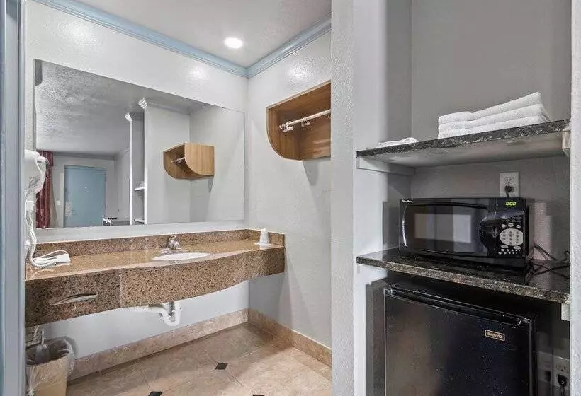 Отель Regency Inn Near Boardwalk & Hurlburt Field