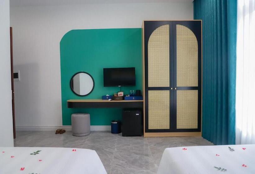 D Lioro Hotel & Resort