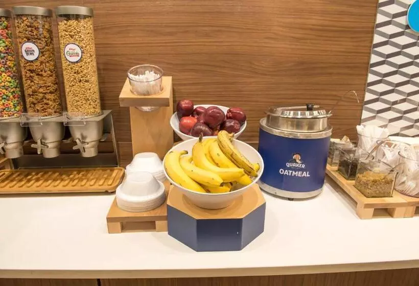 ホテル Holiday Inn Express & Suites   Warsaw   E Center, An Ihg