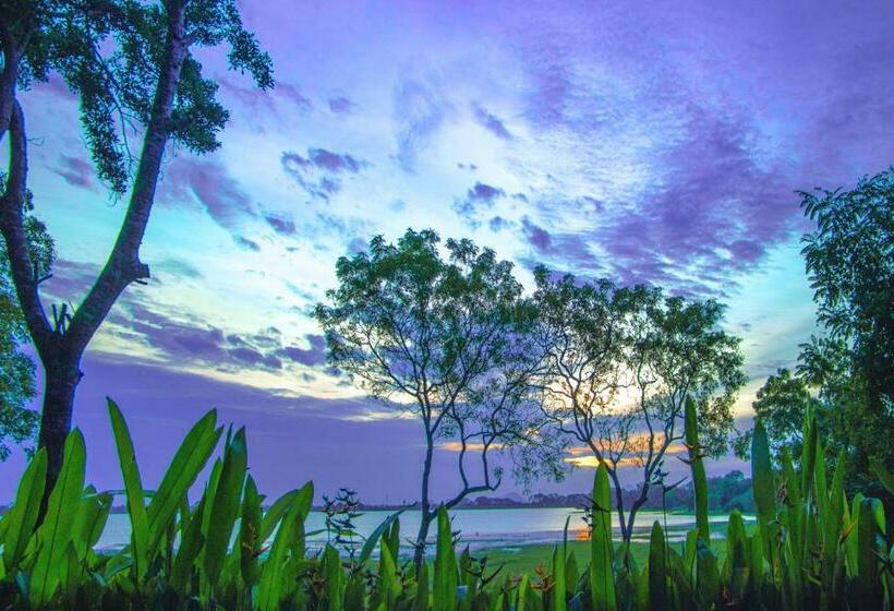 호텔 The Lake Forest