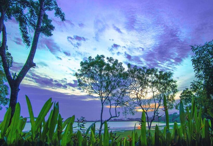 호텔 The Lake Forest