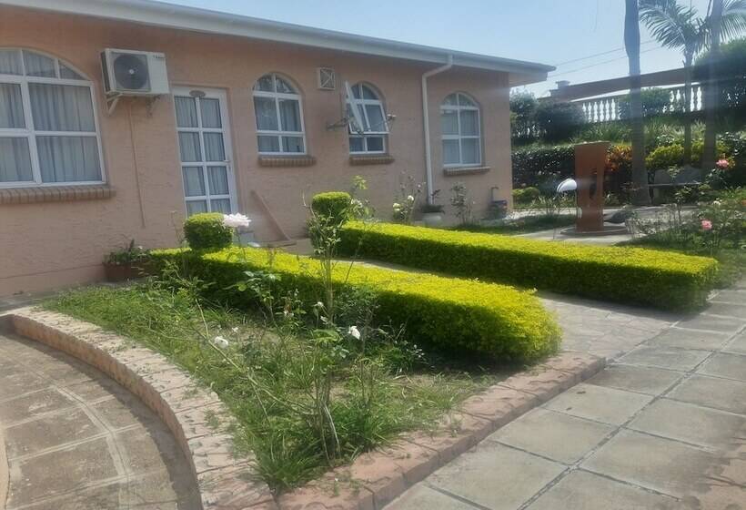 تختخواب و صبحانه Ekupholeni Garden Villas