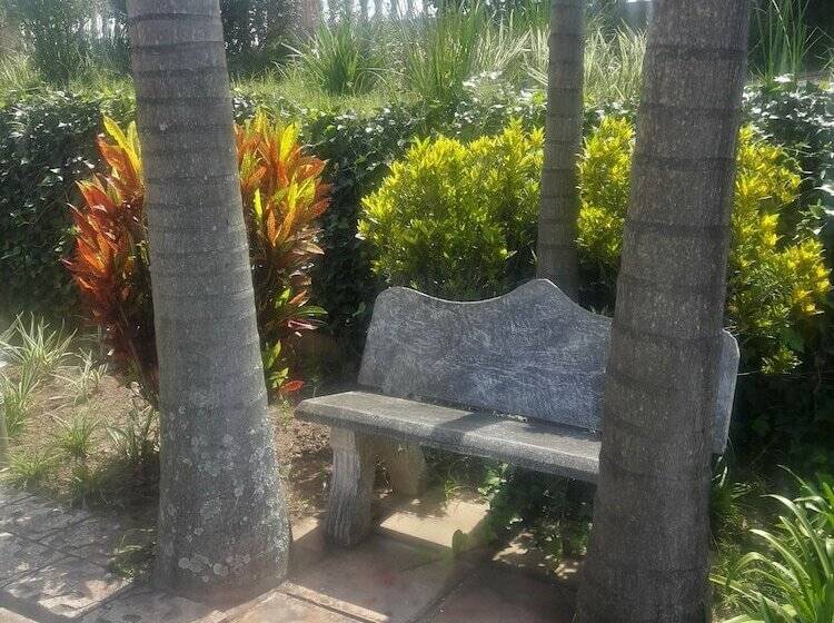 تختخواب و صبحانه Ekupholeni Garden Villas