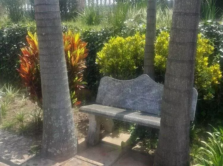 تختخواب و صبحانه Ekupholeni Garden Villas