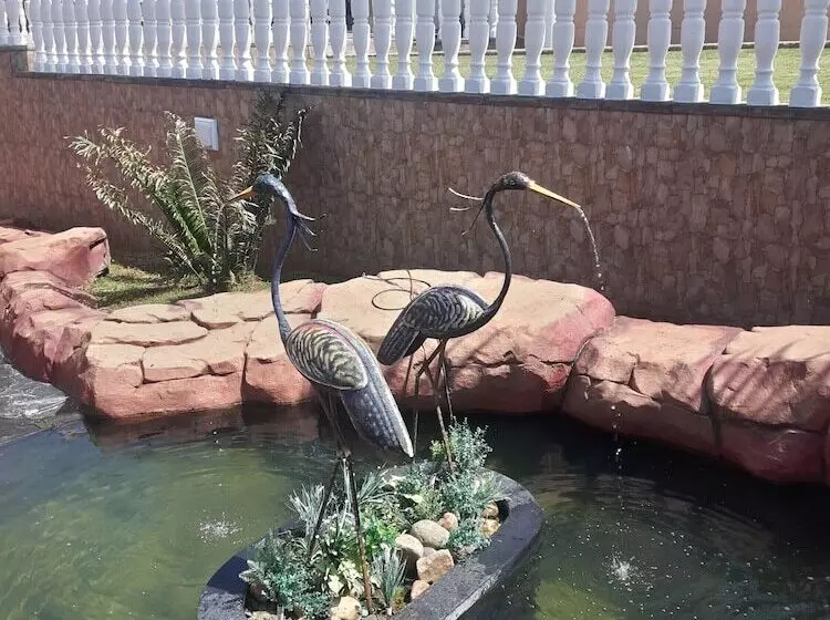 تختخواب و صبحانه Ekupholeni Garden Villas