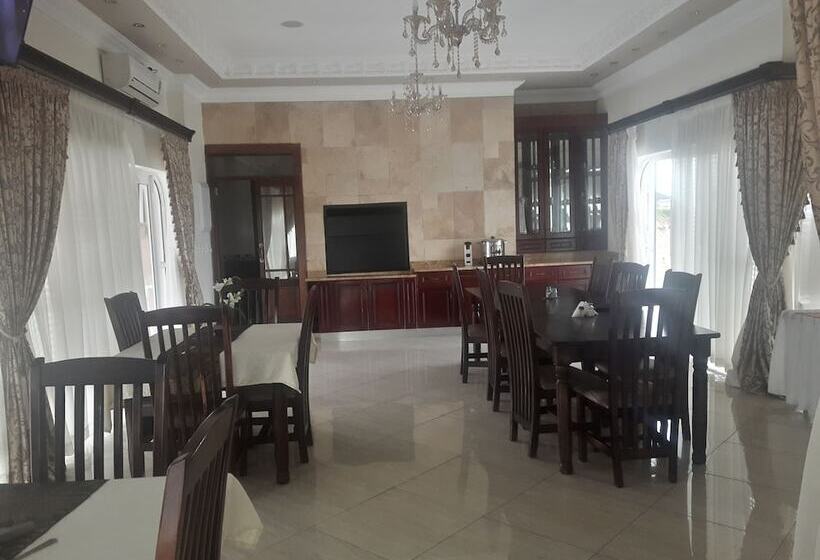 تختخواب و صبحانه Ekupholeni Garden Villas