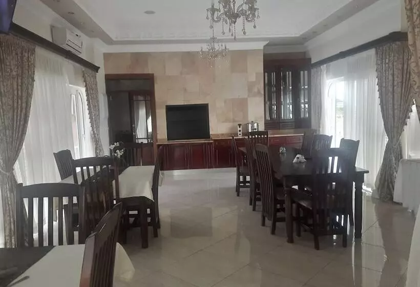 تختخواب و صبحانه Ekupholeni Garden Villas